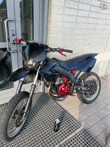 Derbi senda, kuva 1