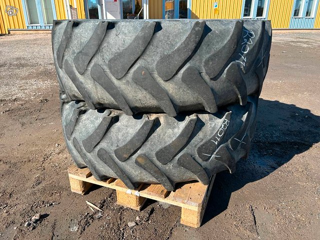 Continental renkaat vanteilla 380/85R28 2