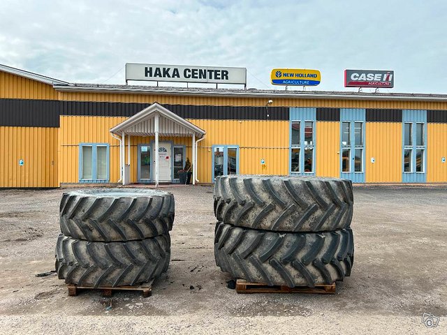 Mitas 650/65R42 + 540/65R30 NH vanteilla, kuva 1