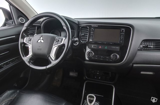 Mitsubishi Outlander PHEV 9