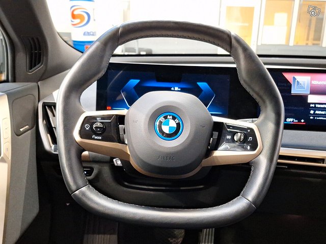 BMW IX 8