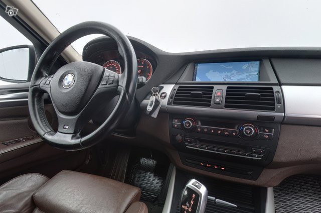 BMW X5 8