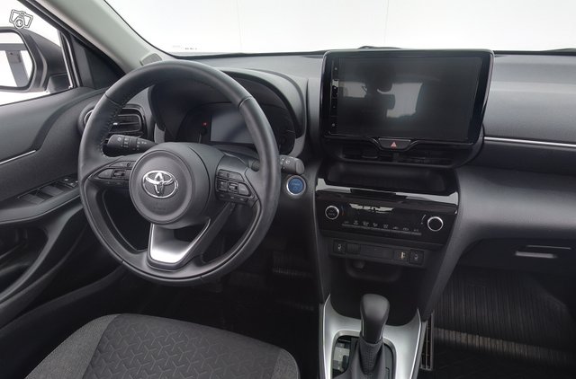 Toyota Yaris Cross 13