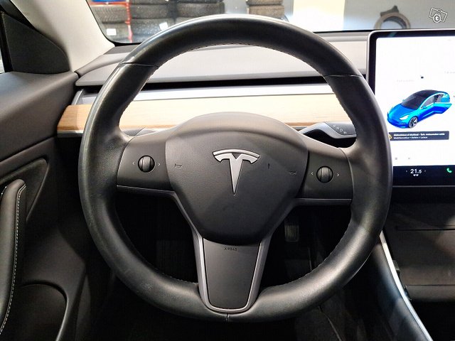 Tesla Model 3 8