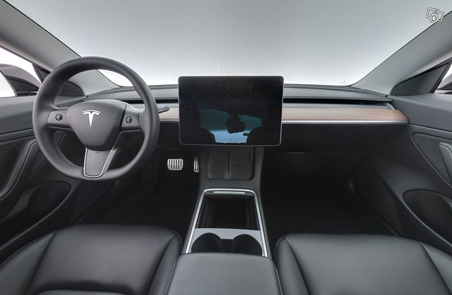 Tesla Model 3 11