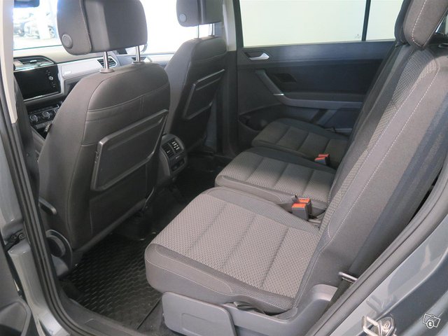 VOLKSWAGEN Touran 16