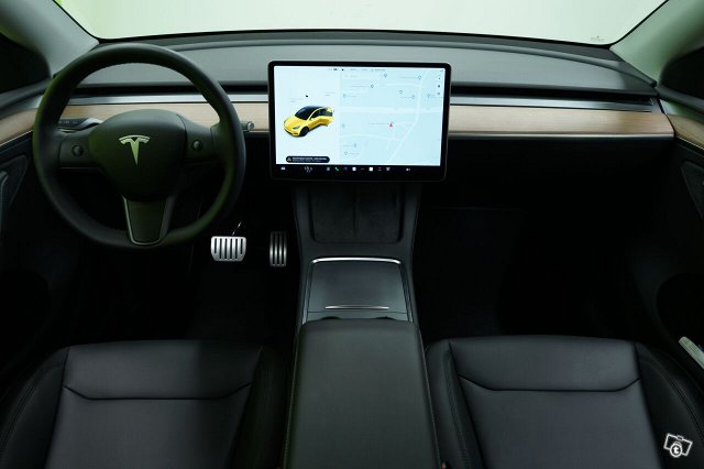 Tesla Model Y 8