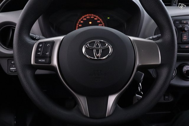 Toyota Yaris 16