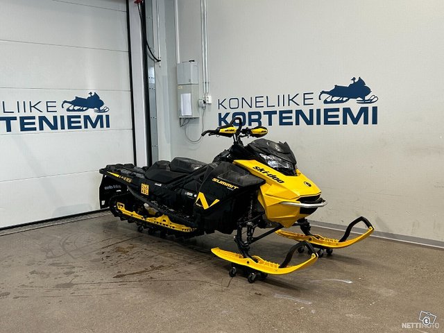 Ski-Doo Summit 1