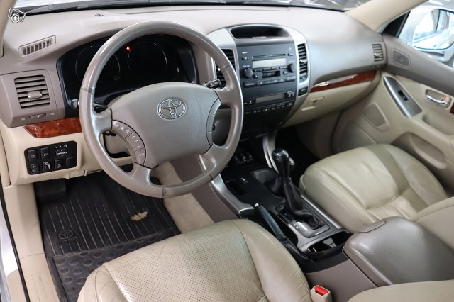 Toyota Land Cruiser 11