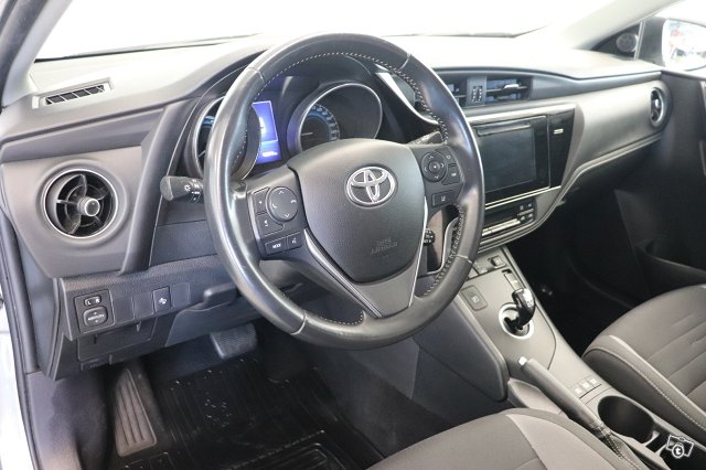 Toyota Auris 11