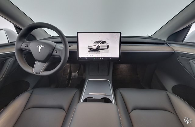 TESLA Model Y 8