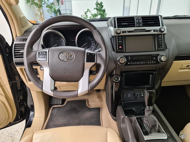 TOYOTA LAND CRUISER 11