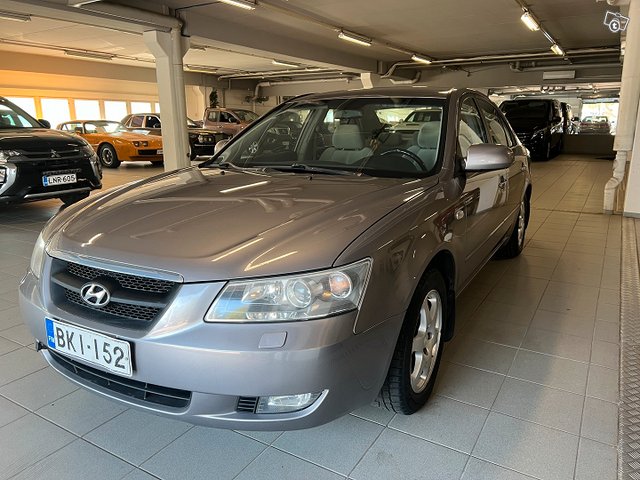 Hyundai Sonata 1