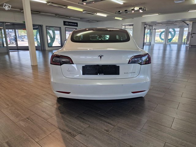 Tesla Model 3 8