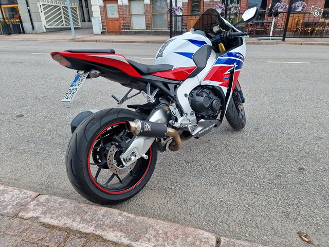 Honda CBR1000RR Fireblade 4