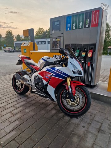 Honda CBR1000RR Fireblade 6