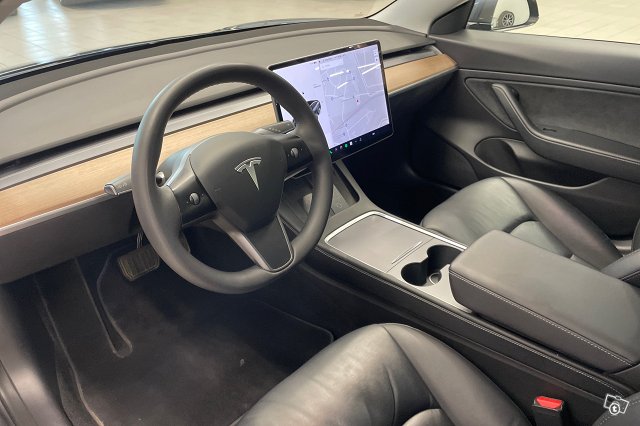 Tesla Model 3 6