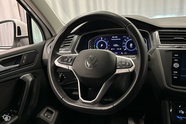 VOLKSWAGEN Tiguan 8