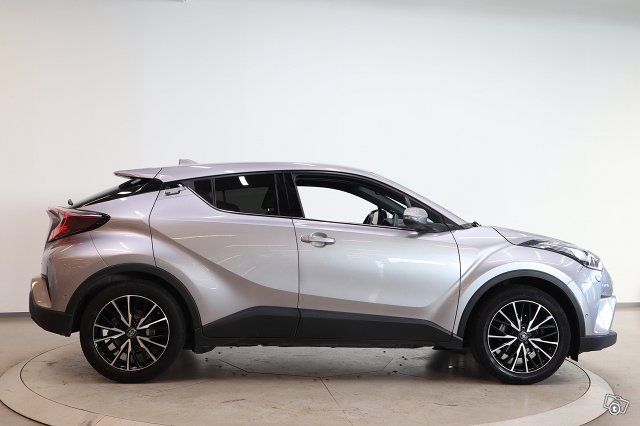 TOYOTA C-HR 4