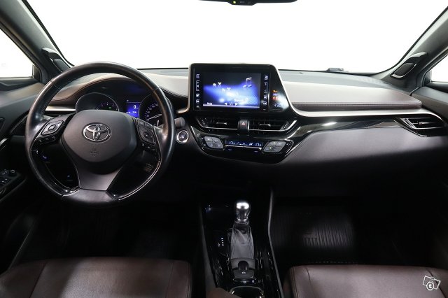 TOYOTA C-HR 13