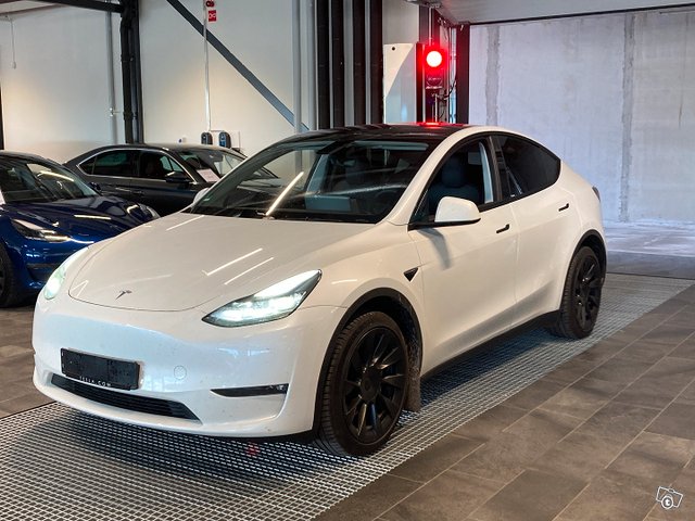 TESLA Model Y 2