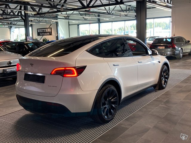 TESLA Model Y 3