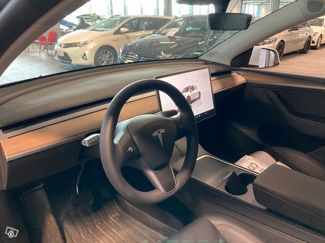 TESLA Model Y 4