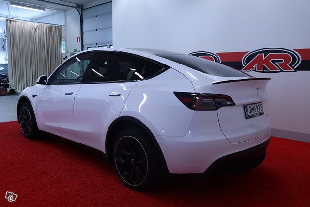 TESLA Model Y 2