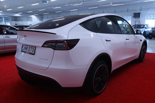 TESLA Model Y 3