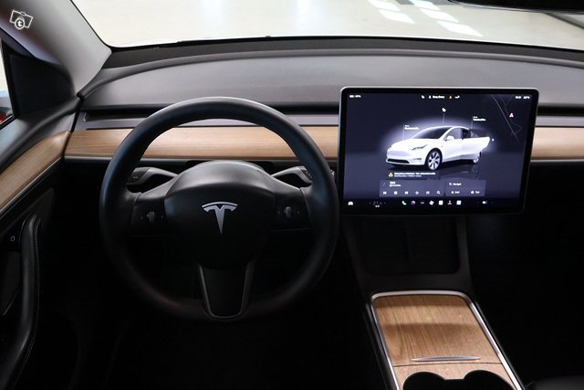 TESLA Model Y 8