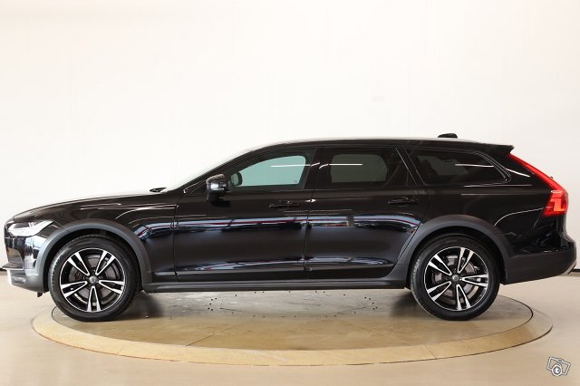 Volvo V90 Cross Country 8