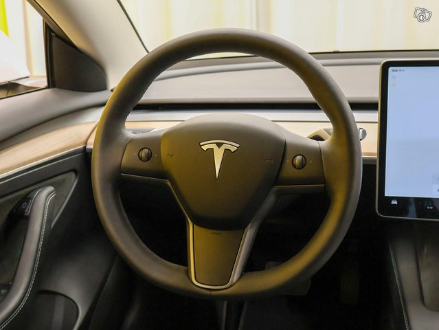 Tesla Model 3 4