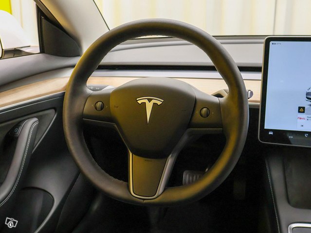 Tesla Model 3 4