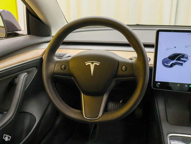 Tesla Model 3 4