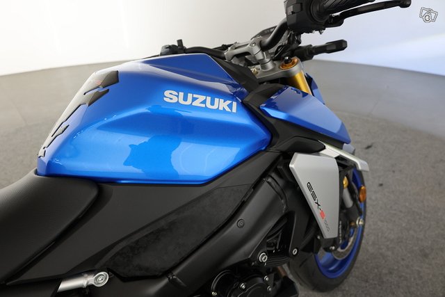 Suzuki GSX-S 16