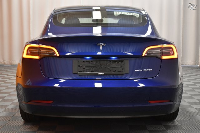 Tesla Model 3 7