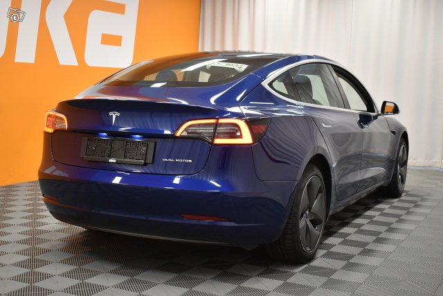 Tesla Model 3 8