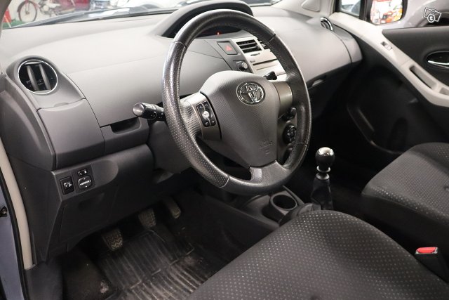 Toyota Yaris 8