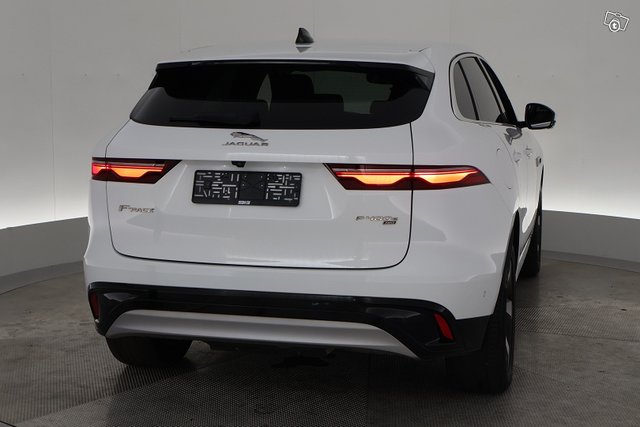 Jaguar F-PACE 10