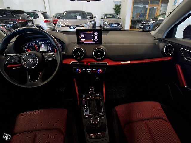 AUDI Q2 8