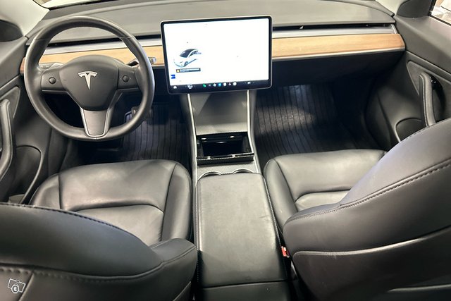 Tesla Model 3 8