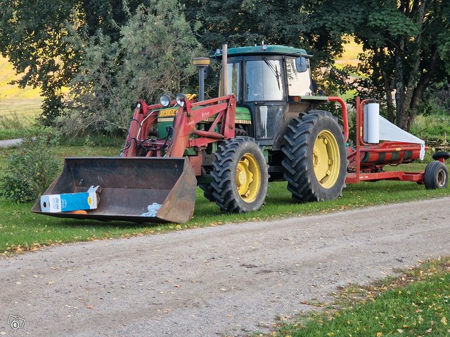 John deere 3040 etukuormaajalla., kuva 1