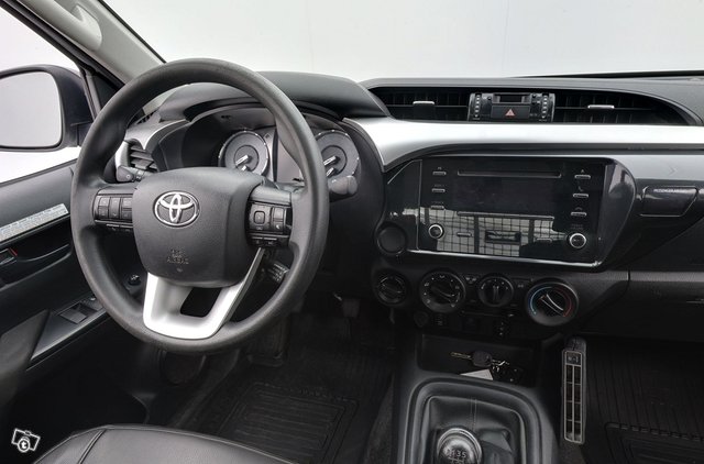 Toyota Hilux 9