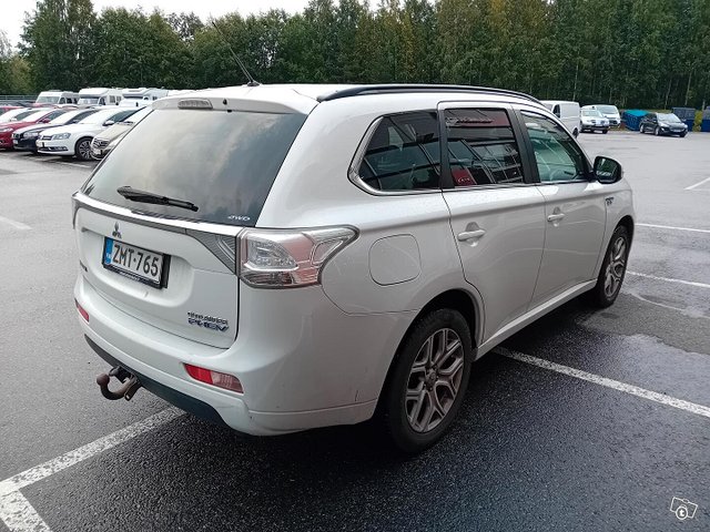 Mitsubishi Outlander PHEV 2