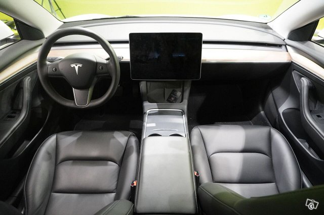 Tesla Model 3 8