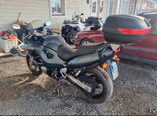 Suzuki gsx 750f -99 hyvät kulutusosat. Siisti 4