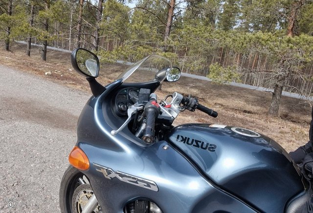 Suzuki gsx 750f -99 hyvät kulutusosat. Siisti 6