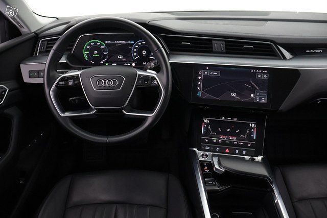 Audi E-tron 17