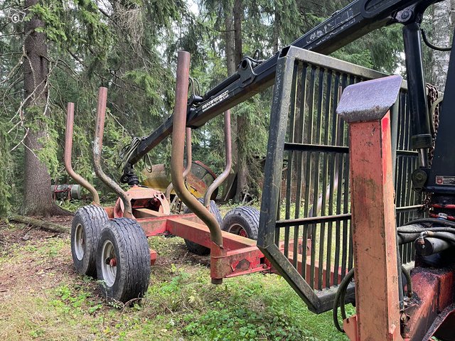 Case neliveto ja Farmi metsäkärry 8